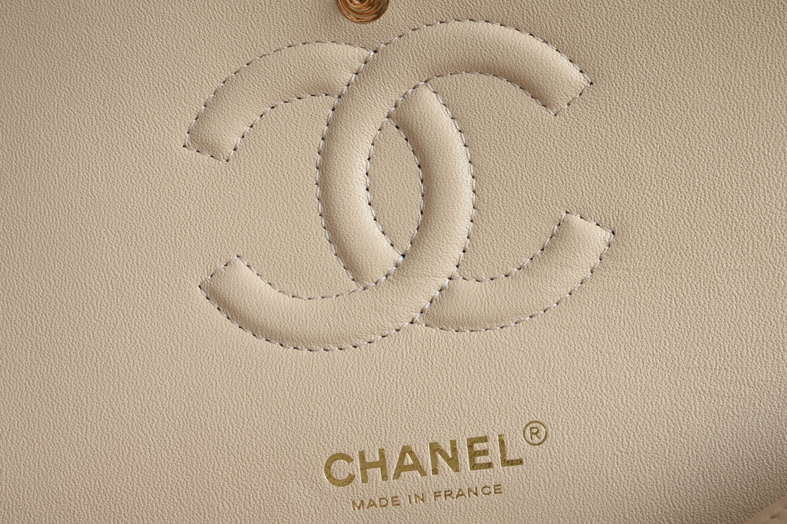 🌼白金版▪️正品级 包装如图全新发售‼️最新版𝙲𝙵系列专柜售价𝟾𝟺𝟸𝟹𝟶购入开发➠𝙲𝚕𝚊𝚜𝚜𝚒𝚌 𝙵𝚕𝚊