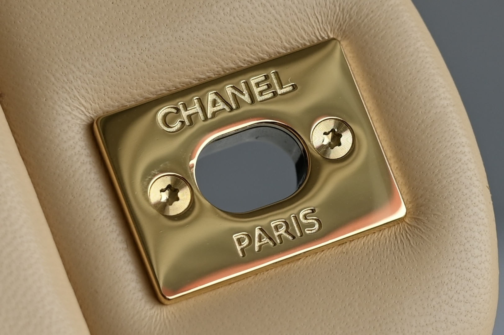 🌼白金版▪️正品级 包装如图全新发售‼️最新版𝙲𝙵系列专柜售价𝟾𝟺𝟸𝟹𝟶购入开发➠𝙲𝚕𝚊𝚜𝚜𝚒𝚌 𝙵𝚕𝚊