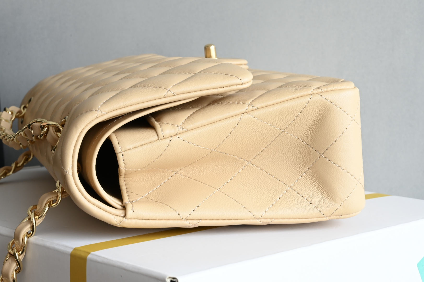 🌼白金版▪️正品级 包装如图全新发售‼️最新版𝙲𝙵系列专柜售价𝟾𝟺𝟸𝟹𝟶购入开发➠𝙲𝚕𝚊𝚜𝚜𝚒𝚌 𝙵𝚕𝚊