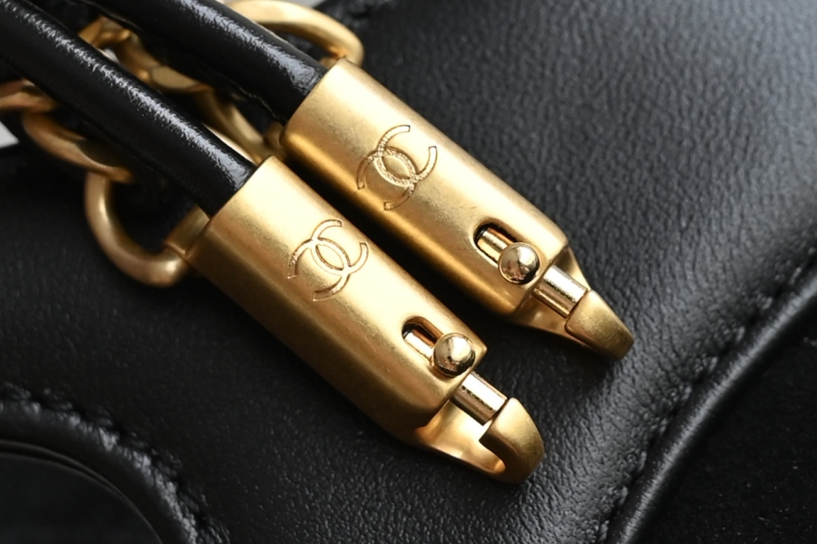 白金版▪️正品级 包装如图全新到货‼️𝗖𝗵𝗮𝗻𝗲𝟭 𝟮𝟓𝐏 全新版本𝟥𝟣𝖡𝖺𝗀 𝖬𝗂𝗇𝗂麂皮黑色 链条可