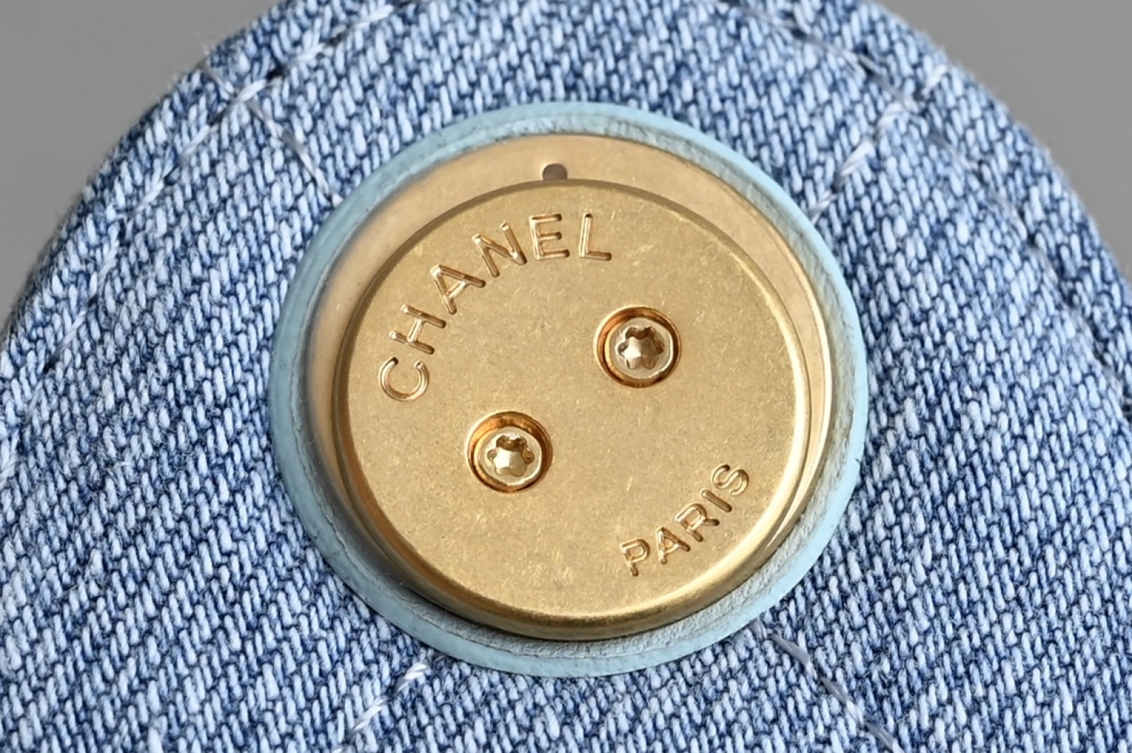 白金版▪️正品级 包装如图全新到货🆕𝗖𝗵𝗮𝗻𝗲𝟭 𝟮𝟱𝗕𝗮𝗴嬉皮𝗁𝗈𝖻𝗈小号 牛仔蓝专柜售价𝟦𝟥𝟢𝟢𝟢𝗋