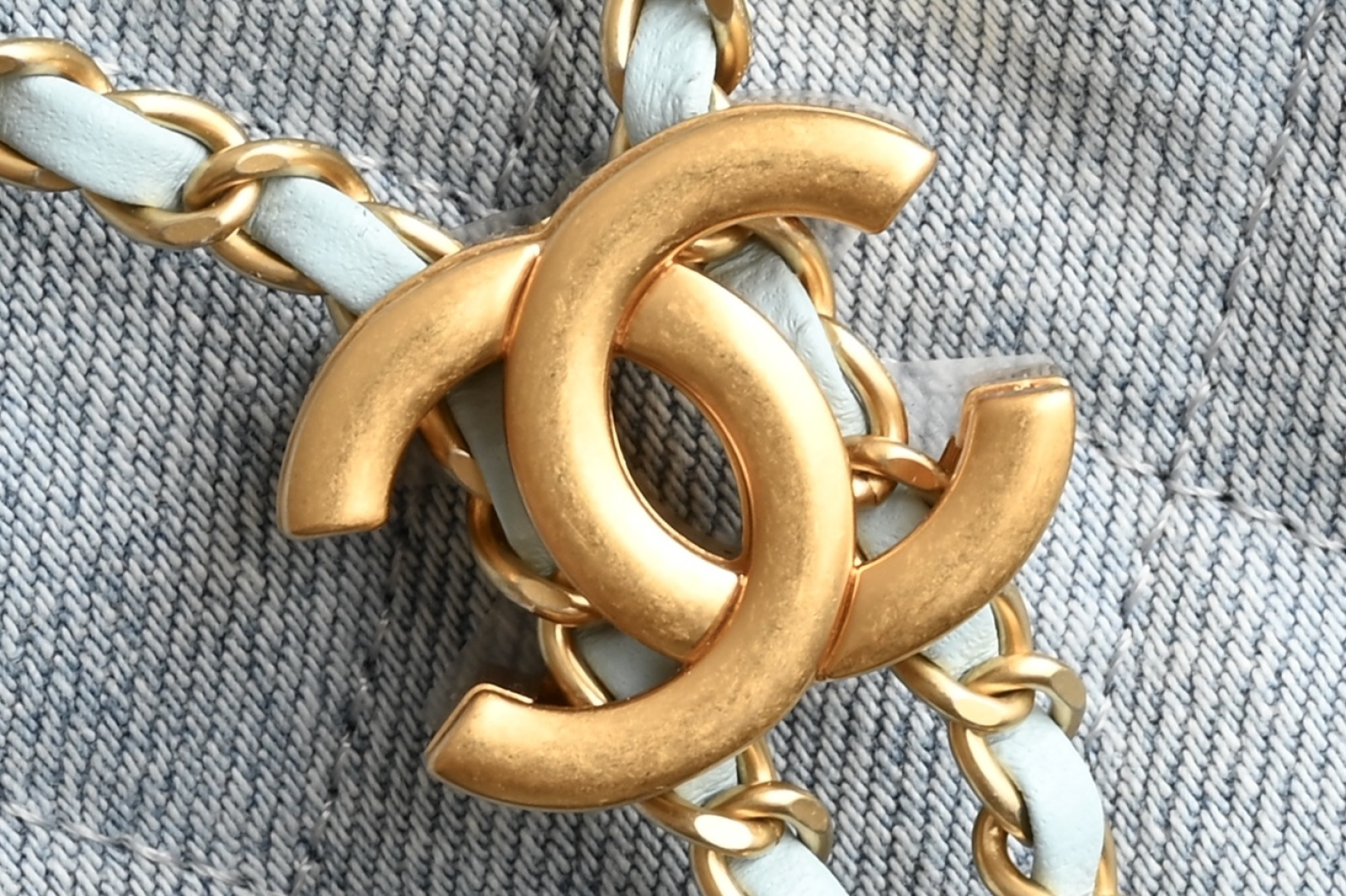 白金版▪️正品级 包装如图全新到货🆕𝗖𝗵𝗮𝗻𝗲𝟭 𝟮𝟱𝗕𝗮𝗴嬉皮𝗁𝗈𝖻𝗈小号 牛仔蓝专柜售价𝟦𝟥𝟢𝟢𝟢𝗋