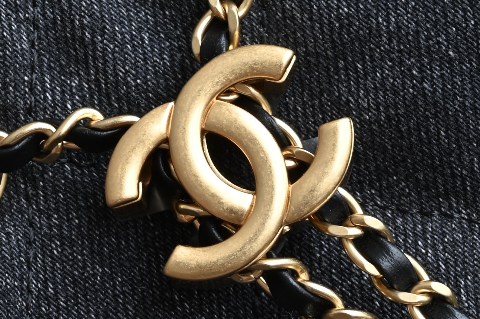 白金版▪️正品级 包装如图全新到货🆕𝗖𝗵𝗮𝗻𝗲𝟭 𝟮𝟱𝗕𝗮𝗴嬉皮𝗁𝗈𝖻𝗈小号 黑牛仔专柜售价𝟦𝟥𝟢𝟢𝟢𝗋