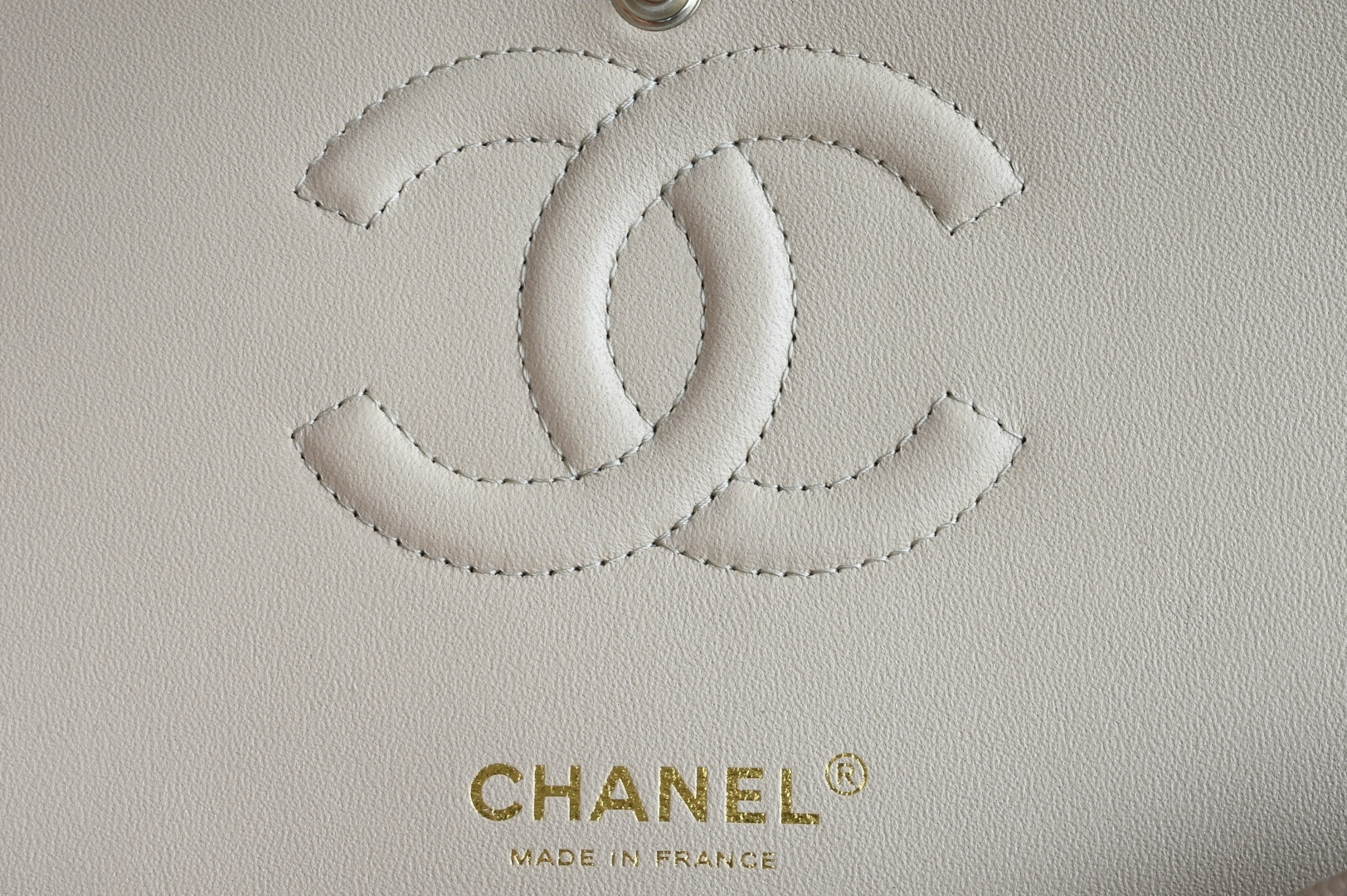 🌼白金版▪️正品级 包装如图𝐂𝐡𝐚𝐧𝐞𝐥 𝐂𝐅 升级版 奶茶全名Classic Fla0 尺寸： 15.