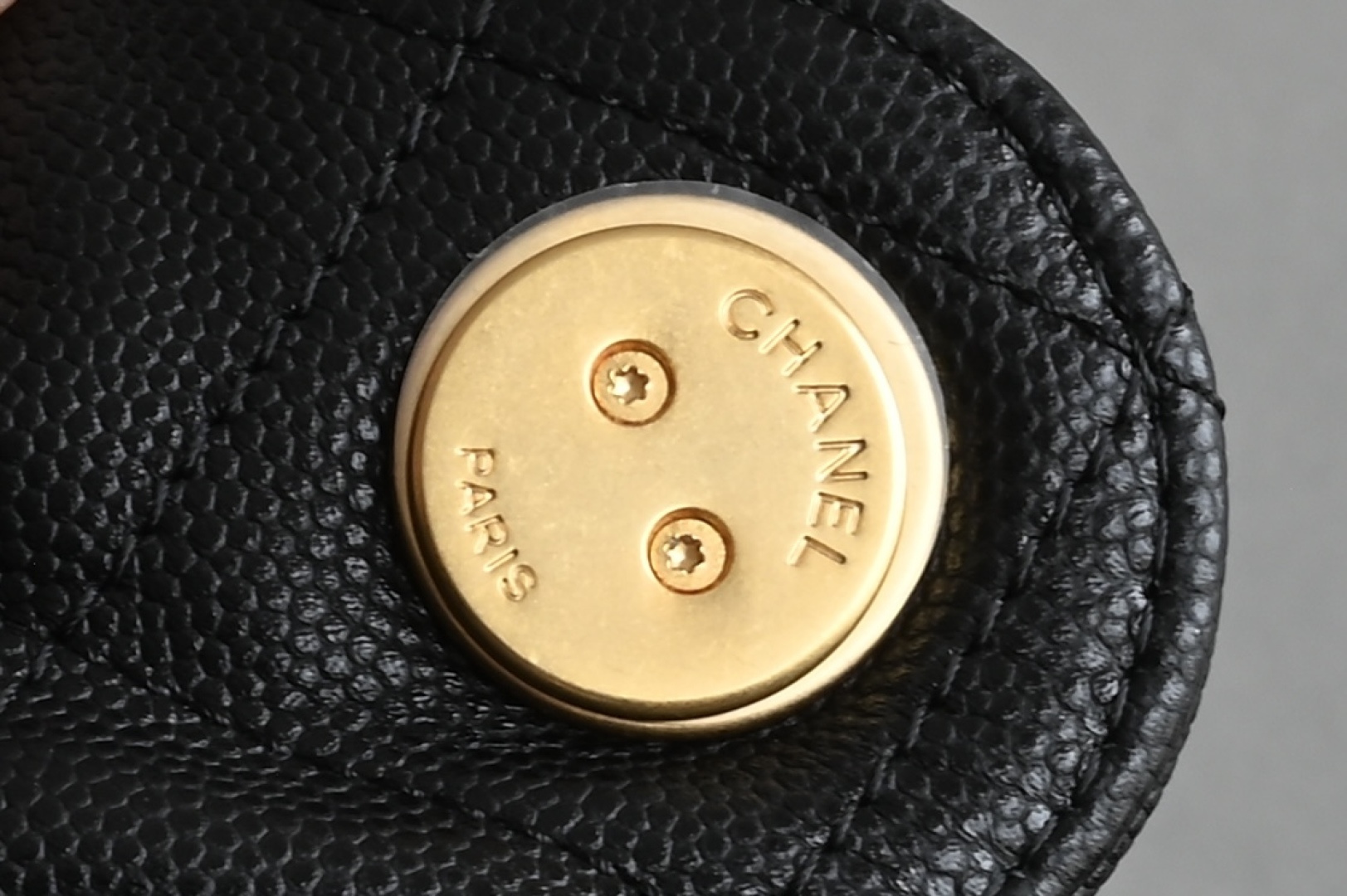 白金版▪️正品级 包装如图全新到货🆕𝗖𝗵𝗮𝗻𝗲𝟭 𝟮𝟱𝗰早春嬉皮购物包大号 黑色♥专柜售价𝟧𝟣𝟣𝟢𝟢𝗋𝗆