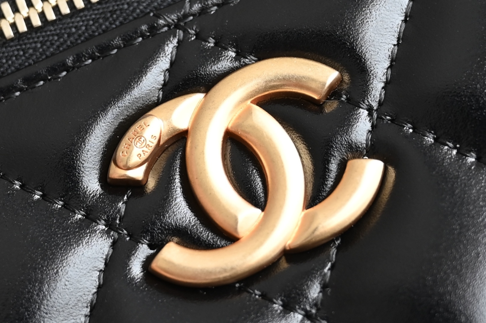 白金版▪️正品级 包装如图新品到货🆕𝗖𝗵𝗮𝗻𝗲𝟭 𝟮𝟓𝐬 返场款全新版本小金球双珠链条化妆包 小金珠链条