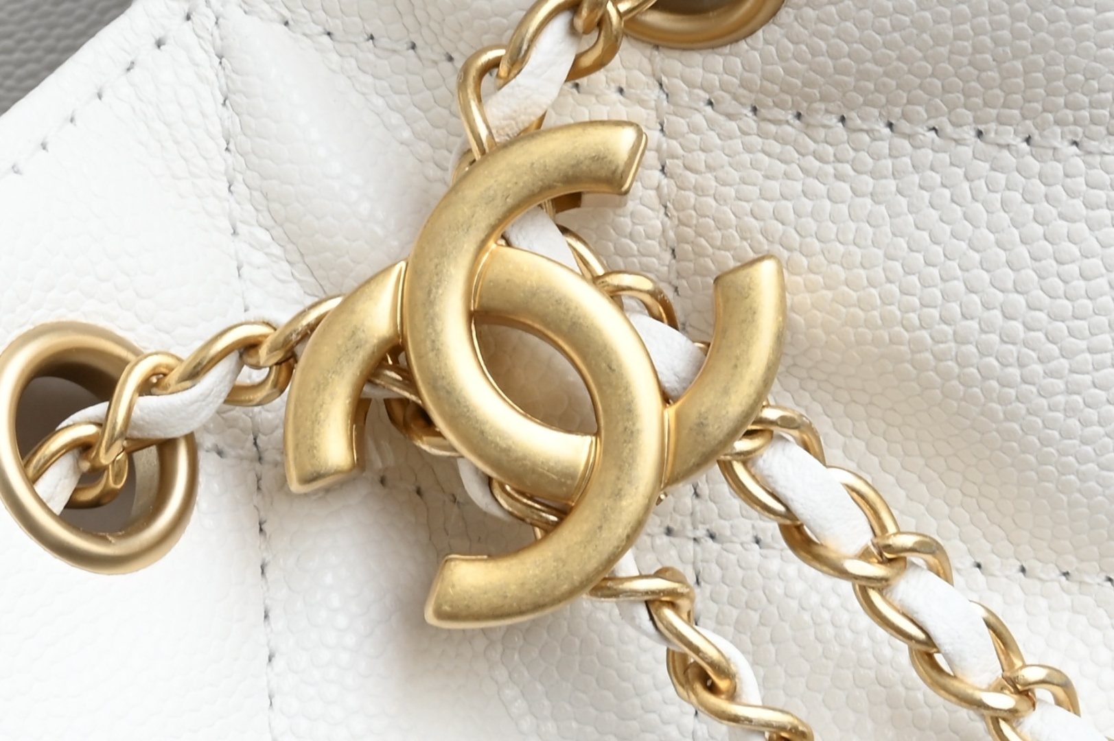 🌼白金版▪️正品级 包装如图全新到货🆕𝗖𝗵𝗮𝗻𝗲𝟭 𝟮𝟱𝗰早春嬉皮购物包小号 白色专柜售价𝟦𝟩𝟪𝟢𝟢𝗋𝗆