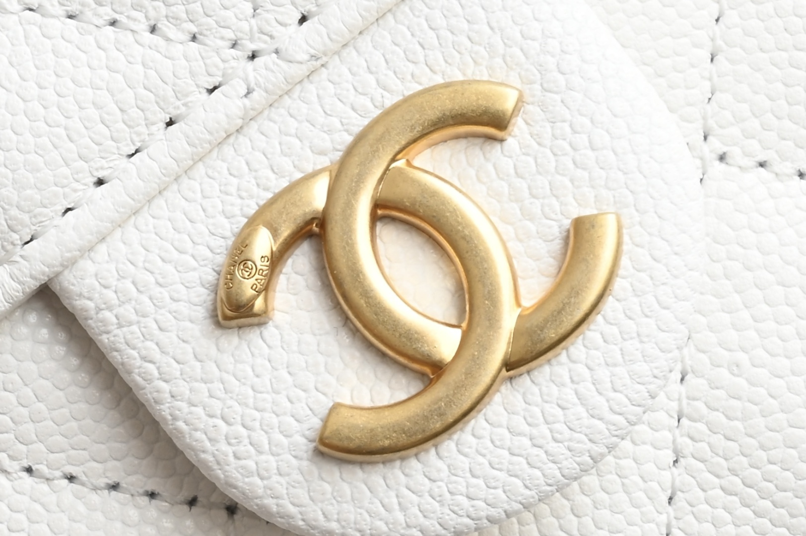 🌼白金版▪️正品级 包装如图全新到货🆕𝗖𝗵𝗮𝗻𝗲𝟭 𝟮𝟱𝗰早春嬉皮购物包小号 白色专柜售价𝟦𝟩𝟪𝟢𝟢𝗋𝗆