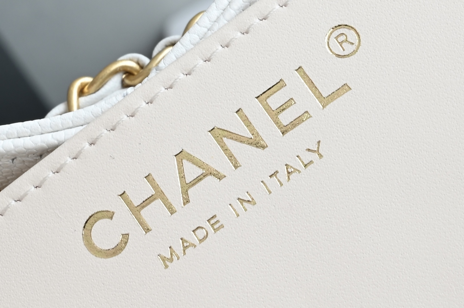 🌼白金版▪️正品级 包装如图全新到货🆕𝗖𝗵𝗮𝗻𝗲𝟭 𝟮𝟱𝗰早春嬉皮购物包小号 白色专柜售价𝟦𝟩𝟪𝟢𝟢𝗋𝗆