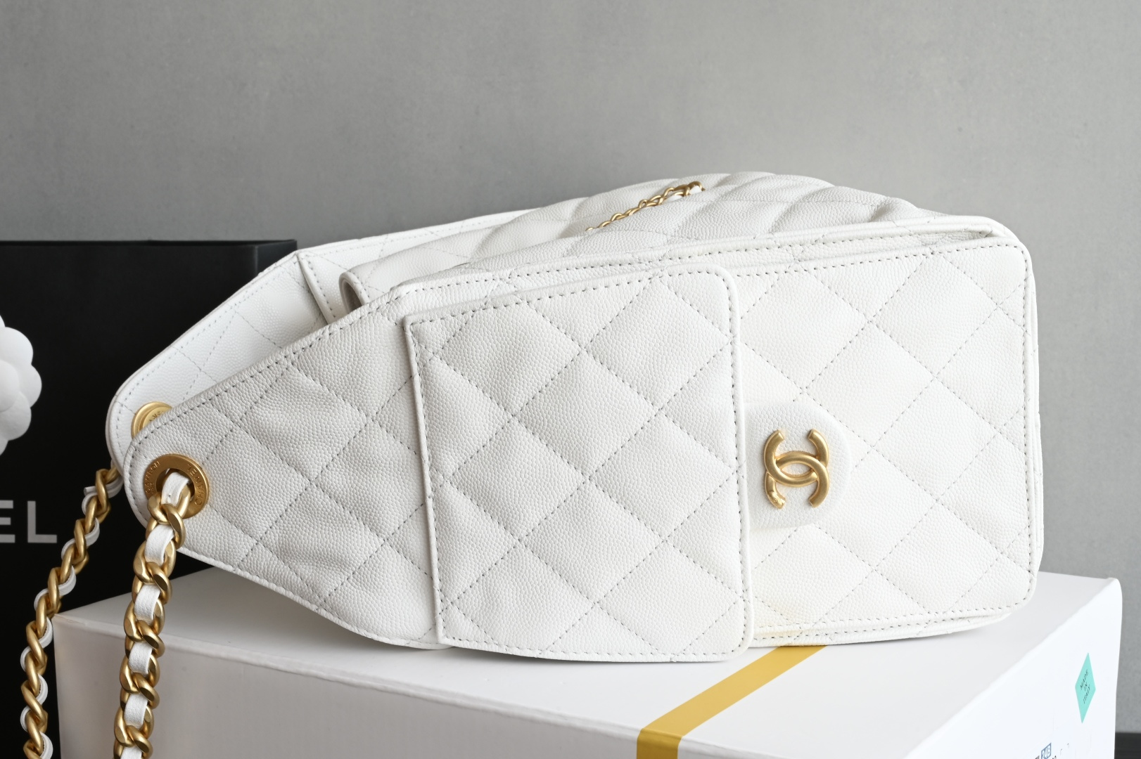 🌼白金版▪️正品级 包装如图全新到货🆕𝗖𝗵𝗮𝗻𝗲𝟭 𝟮𝟱𝗰早春嬉皮购物包小号 白色专柜售价𝟦𝟩𝟪𝟢𝟢𝗋𝗆