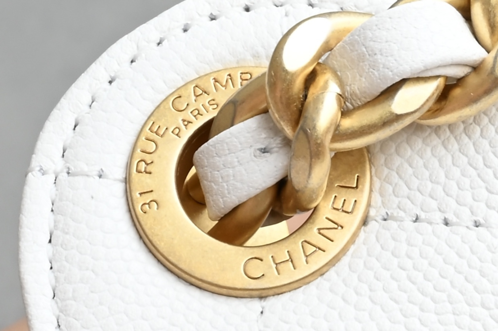 🌼白金版▪️正品级 包装如图全新到货🆕𝗖𝗵𝗮𝗻𝗲𝟭 𝟮𝟱𝗰早春嬉皮购物包小号 白色专柜售价𝟦𝟩𝟪𝟢𝟢𝗋𝗆