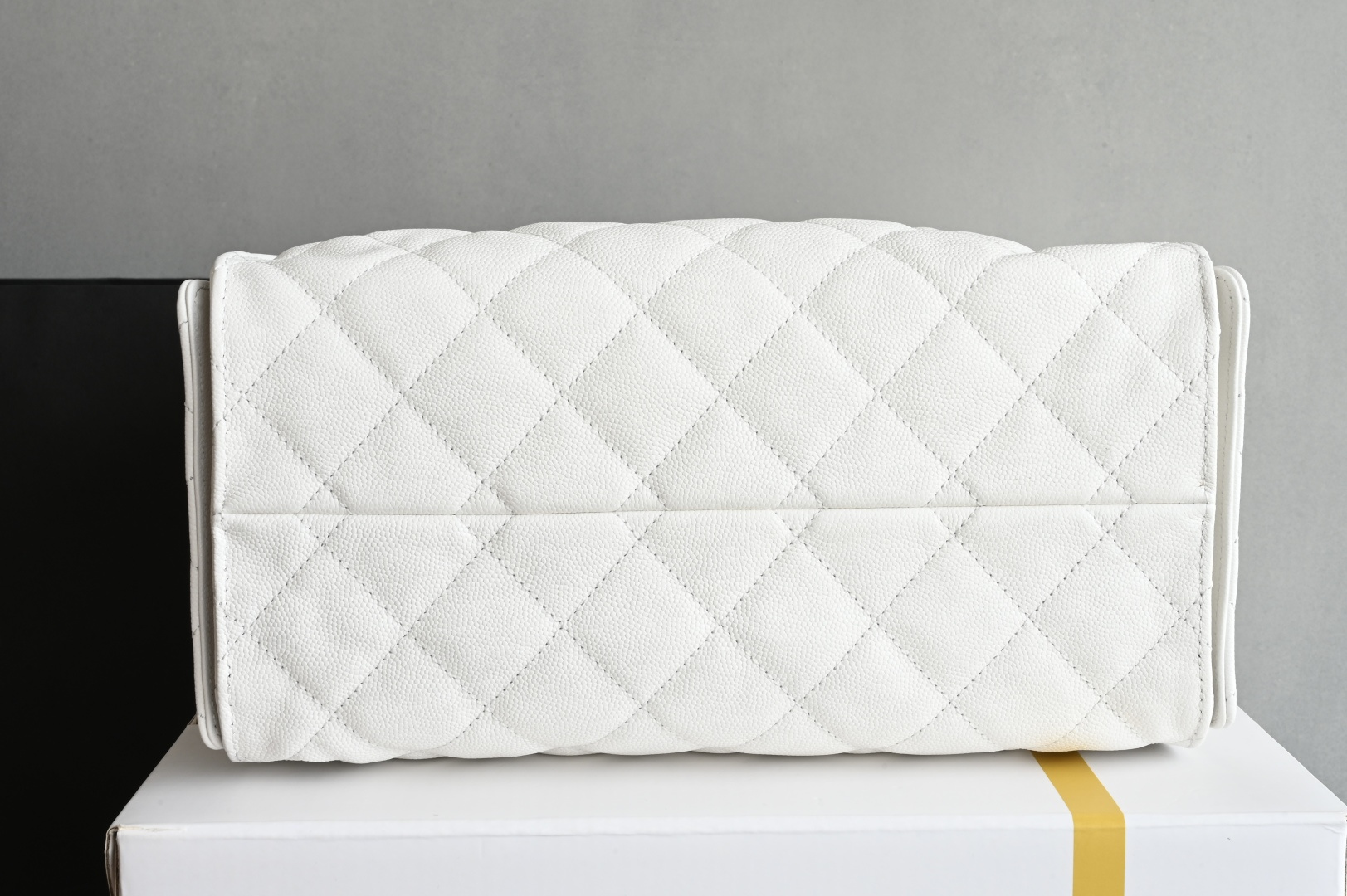 🌼白金版▪️正品级 包装如图全新到货🆕𝗖𝗵𝗮𝗻𝗲𝟭 𝟮𝟱𝗰早春嬉皮购物包小号 白色专柜售价𝟦𝟩𝟪𝟢𝟢𝗋𝗆