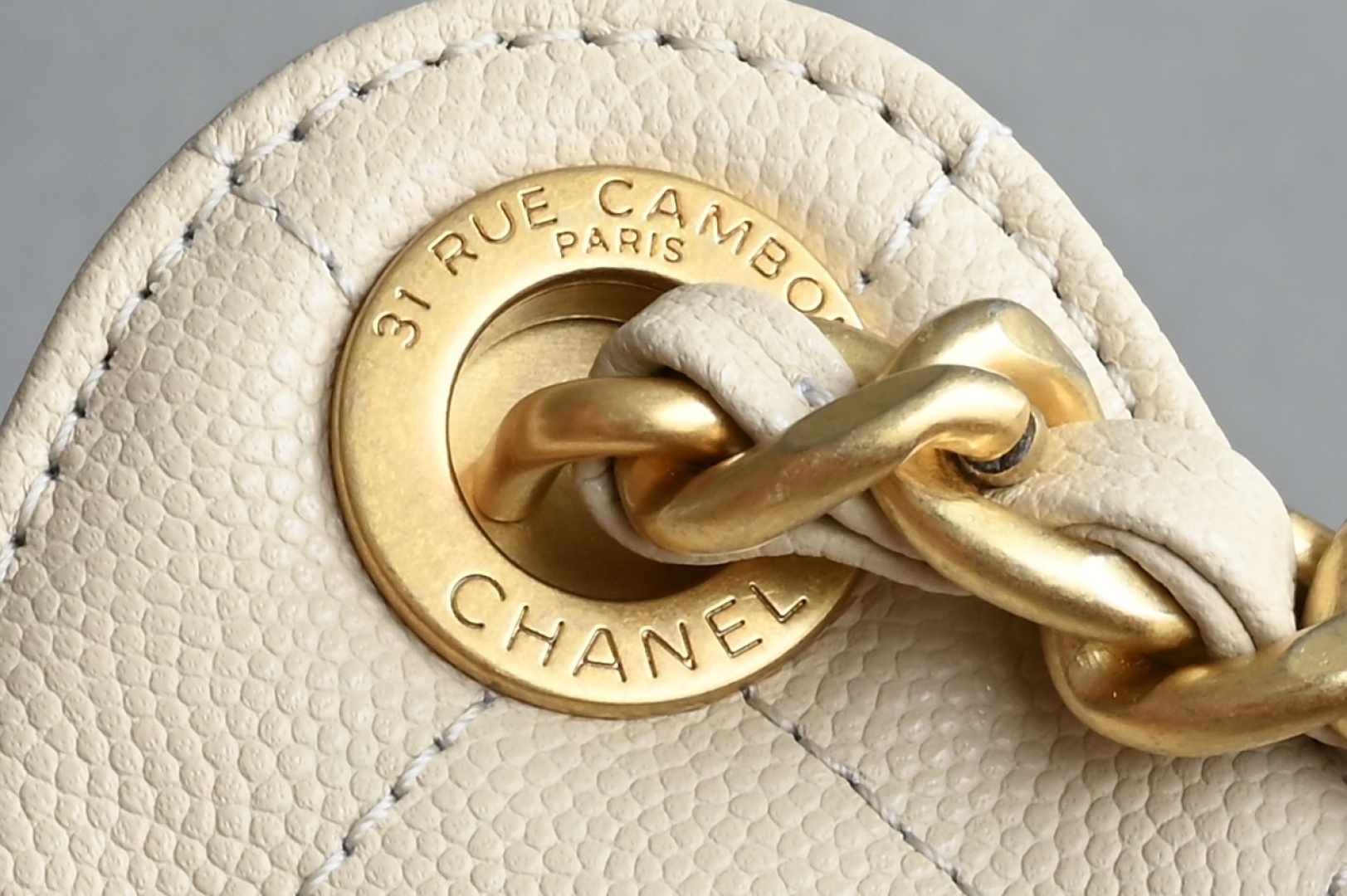 🌼白金版▪️正品级 包装如图全新到货🆕𝗖𝗵𝗮𝗻𝗲𝟭 𝟮𝟱𝗰早春嬉皮购物包小号 奶茶专柜售价𝟦𝟩𝟪𝟢𝟢𝗋𝗆