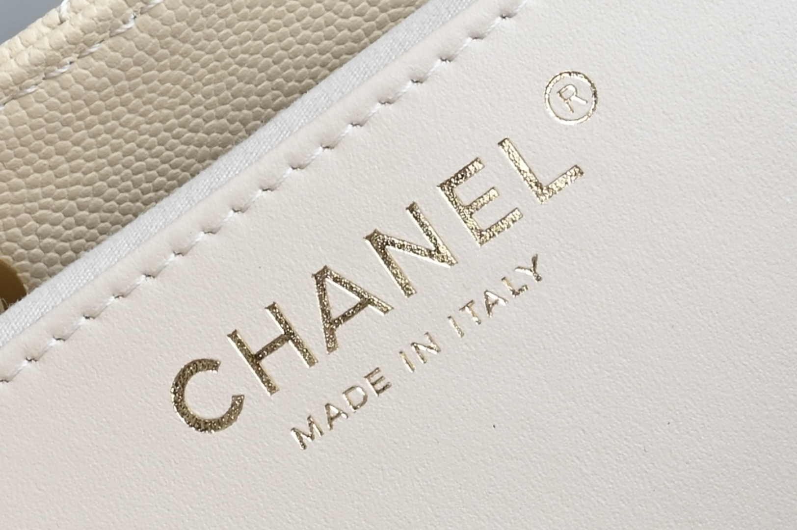 🌼白金版▪️正品级 包装如图全新到货🆕𝗖𝗵𝗮𝗻𝗲𝟭 𝟮𝟱𝗰早春嬉皮购物包小号 奶茶专柜售价𝟦𝟩𝟪𝟢𝟢𝗋𝗆