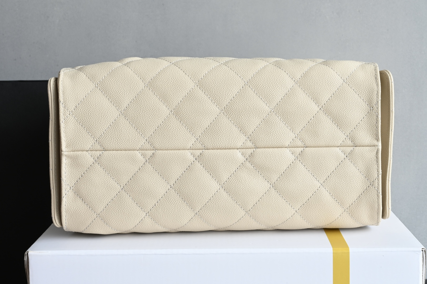 🌼白金版▪️正品级 包装如图全新到货🆕𝗖𝗵𝗮𝗻𝗲𝟭 𝟮𝟱𝗰早春嬉皮购物包小号 奶茶专柜售价𝟦𝟩𝟪𝟢𝟢𝗋𝗆