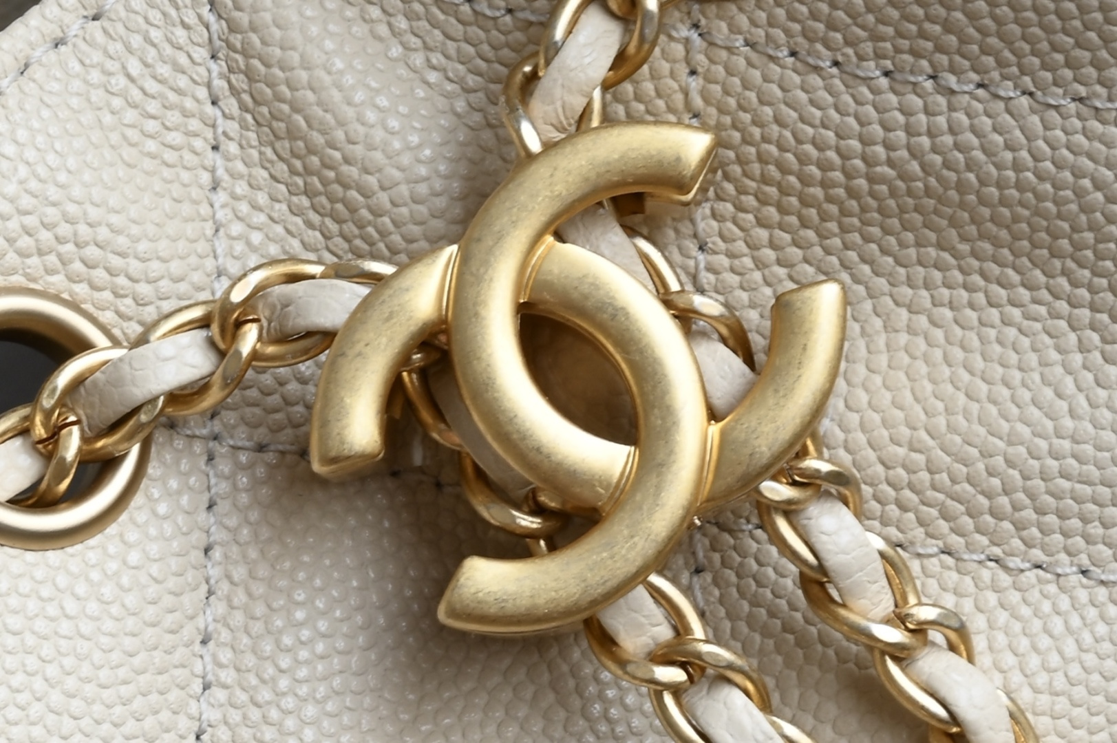 🌼白金版▪️正品级 包装如图全新到货🆕𝗖𝗵𝗮𝗻𝗲𝟭 𝟮𝟱𝗰早春嬉皮购物包小号 奶茶专柜售价𝟦𝟩𝟪𝟢𝟢𝗋𝗆