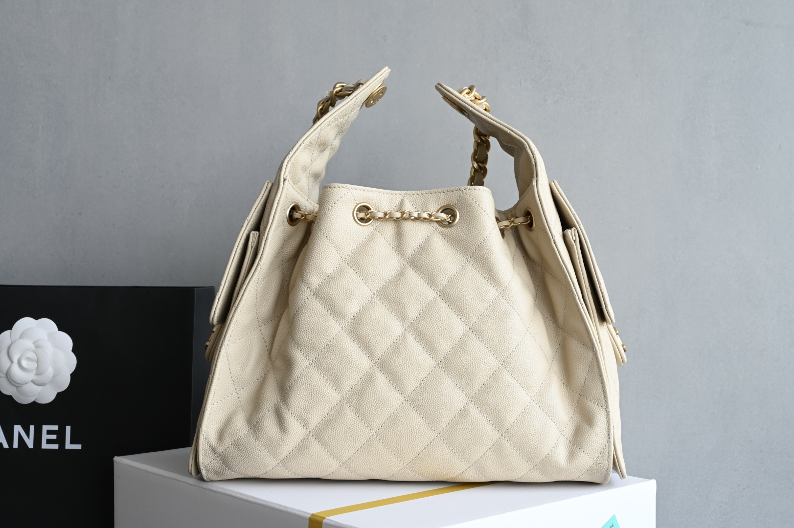 🌼白金版▪️正品级 包装如图全新到货🆕𝗖𝗵𝗮𝗻𝗲𝟭 𝟮𝟱𝗰早春嬉皮购物包小号 奶茶专柜售价𝟦𝟩𝟪𝟢𝟢𝗋𝗆