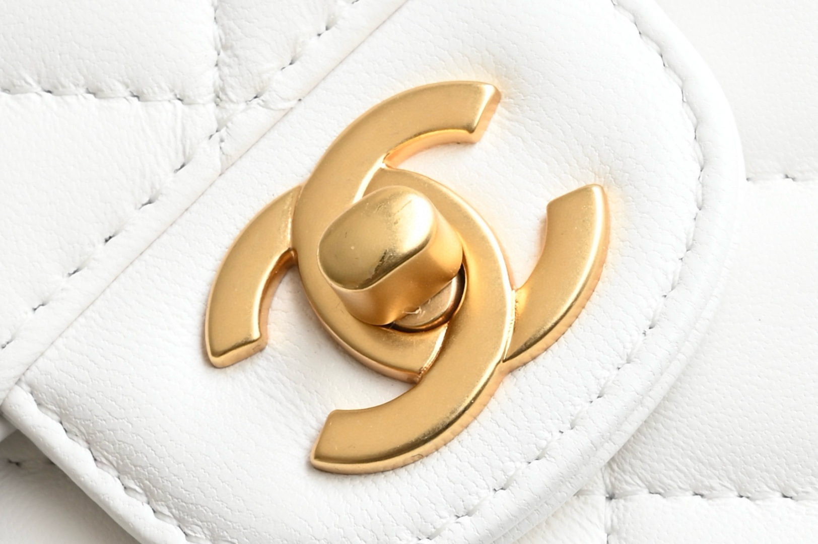 Elegant Chanel 25P Handle Kelly Bag - White Lambskin with Gold Hardware 8 cmp i1744609650645 9173 0 6