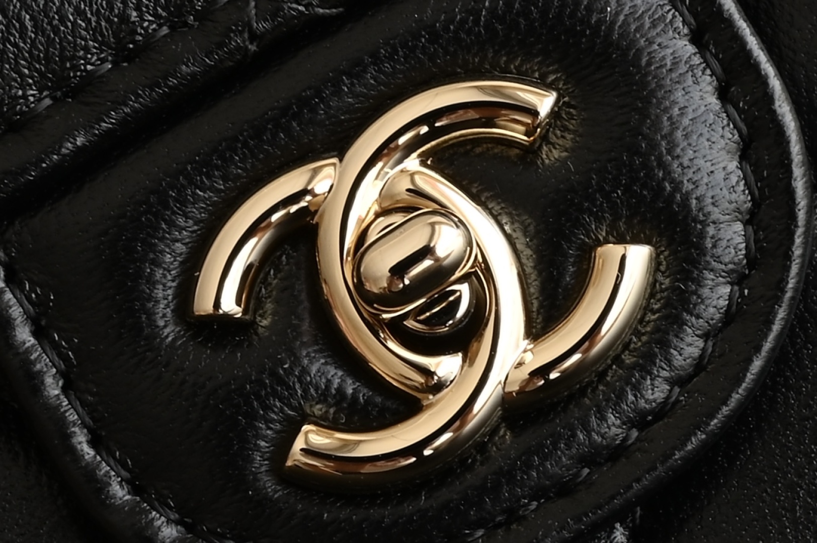 Chanel 125P Mini Backpack with Chain, Black Lambskin Leather, 18 x 14 x 3 cm 7 cmp i1744611761175 6805 0 5