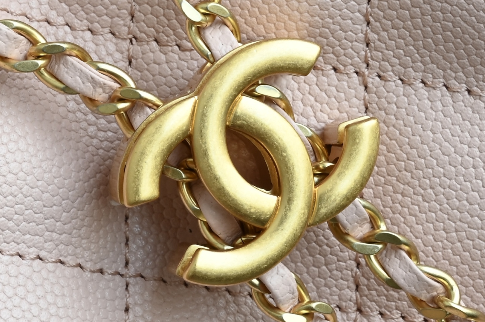 🌼白金版▪️正品级 包装如图全新到货🆕𝗖𝗵𝗮𝗻𝗲𝟭 𝟮𝟱𝗰早春嬉皮购物包小号 粉色专柜售价𝟦𝟩𝟪𝟢𝟢𝗋𝗆