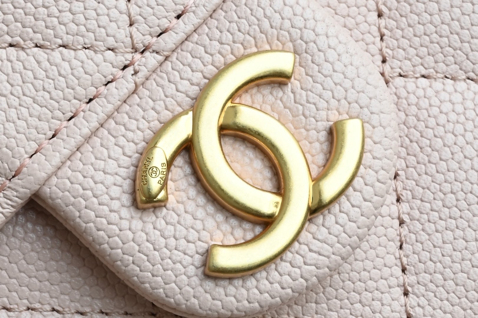 🌼白金版▪️正品级 包装如图全新到货🆕𝗖𝗵𝗮𝗻𝗲𝟭 𝟮𝟱𝗰早春嬉皮购物包小号 粉色专柜售价𝟦𝟩𝟪𝟢𝟢𝗋𝗆