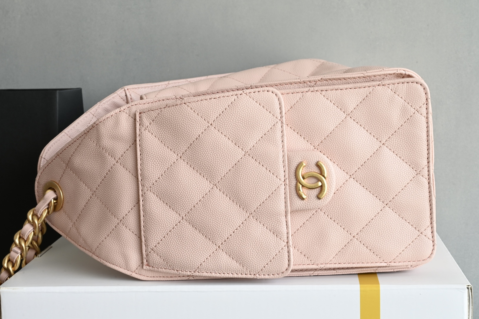 🌼白金版▪️正品级 包装如图全新到货🆕𝗖𝗵𝗮𝗻𝗲𝟭 𝟮𝟱𝗰早春嬉皮购物包小号 粉色专柜售价𝟦𝟩𝟪𝟢𝟢𝗋𝗆