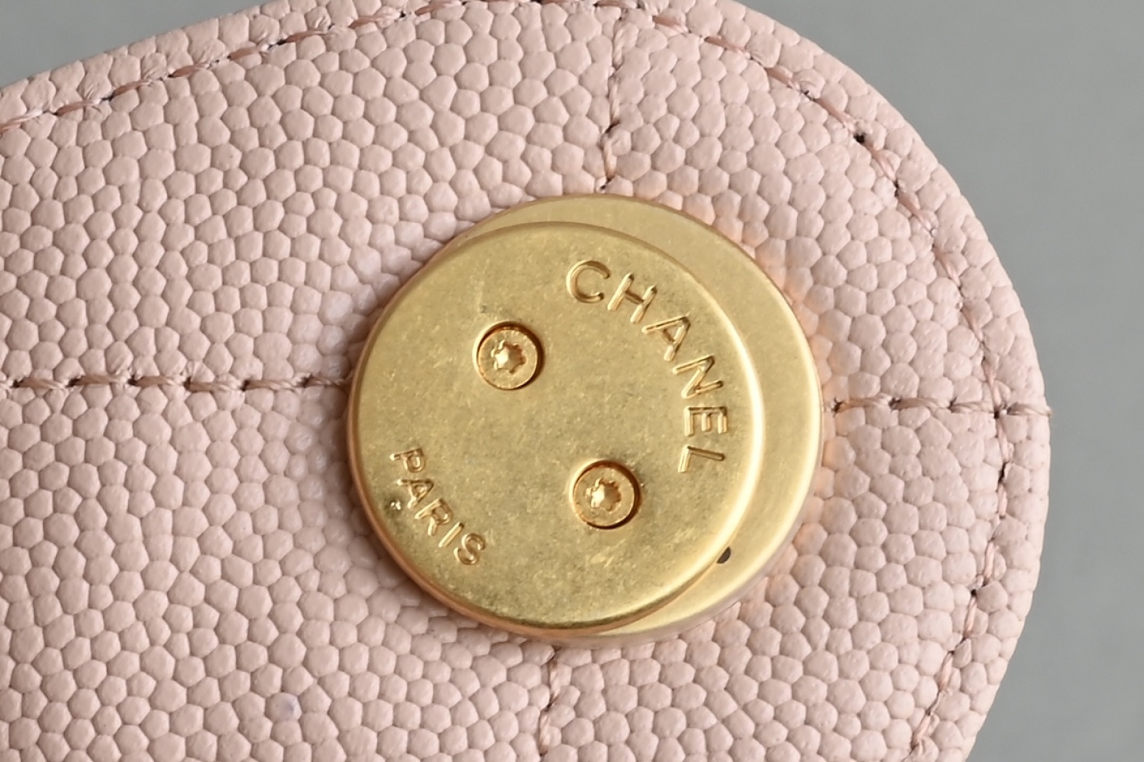 🌼白金版▪️正品级 包装如图全新到货🆕𝗖𝗵𝗮𝗻𝗲𝟭 𝟮𝟱𝗰早春嬉皮购物包小号 粉色专柜售价𝟦𝟩𝟪𝟢𝟢𝗋𝗆