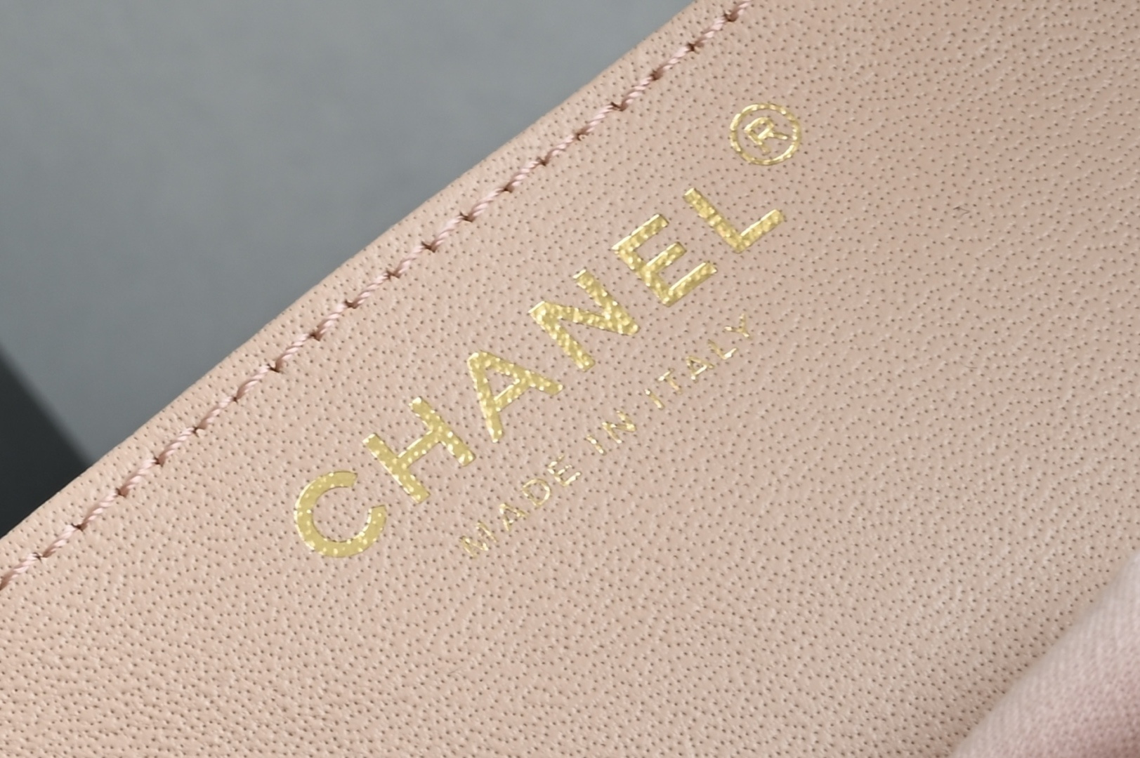 🌼白金版▪️正品级 包装如图全新到货🆕𝗖𝗵𝗮𝗻𝗲𝟭 𝟮𝟱𝗰早春嬉皮购物包小号 粉色专柜售价𝟦𝟩𝟪𝟢𝟢𝗋𝗆