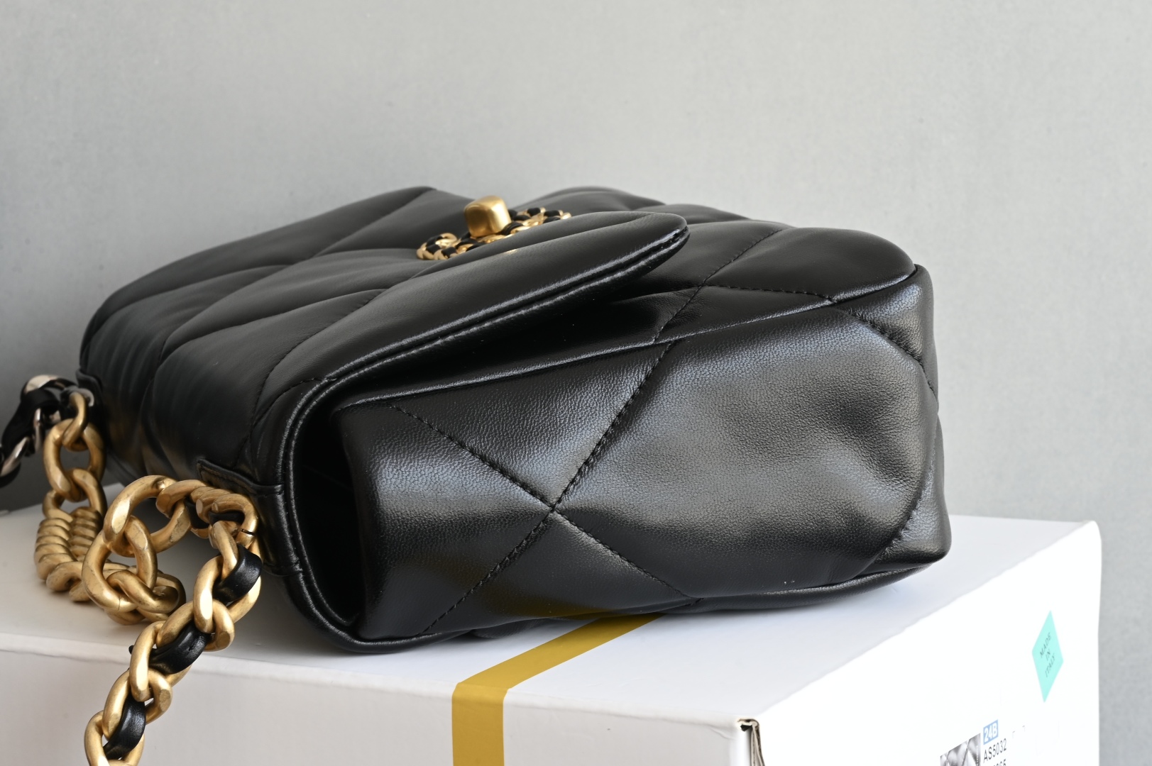 白金版▪️正品级 包装如图全新升级版到货‼️𝐂𝐡𝐚𝐧𝐞𝐥 𝟏𝟗𝙗𝙖𝙜 小号最新推出𝟷𝟿包 黑色专柜售价𝟺