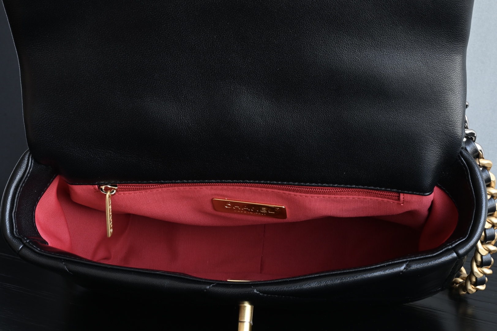 白金版▪️正品级 包装如图全新升级版到货‼️𝐂𝐡𝐚𝐧𝐞𝐥 𝟏𝟗𝙗𝙖𝙜 小号最新推出𝟷𝟿包 黑色专柜售价𝟺