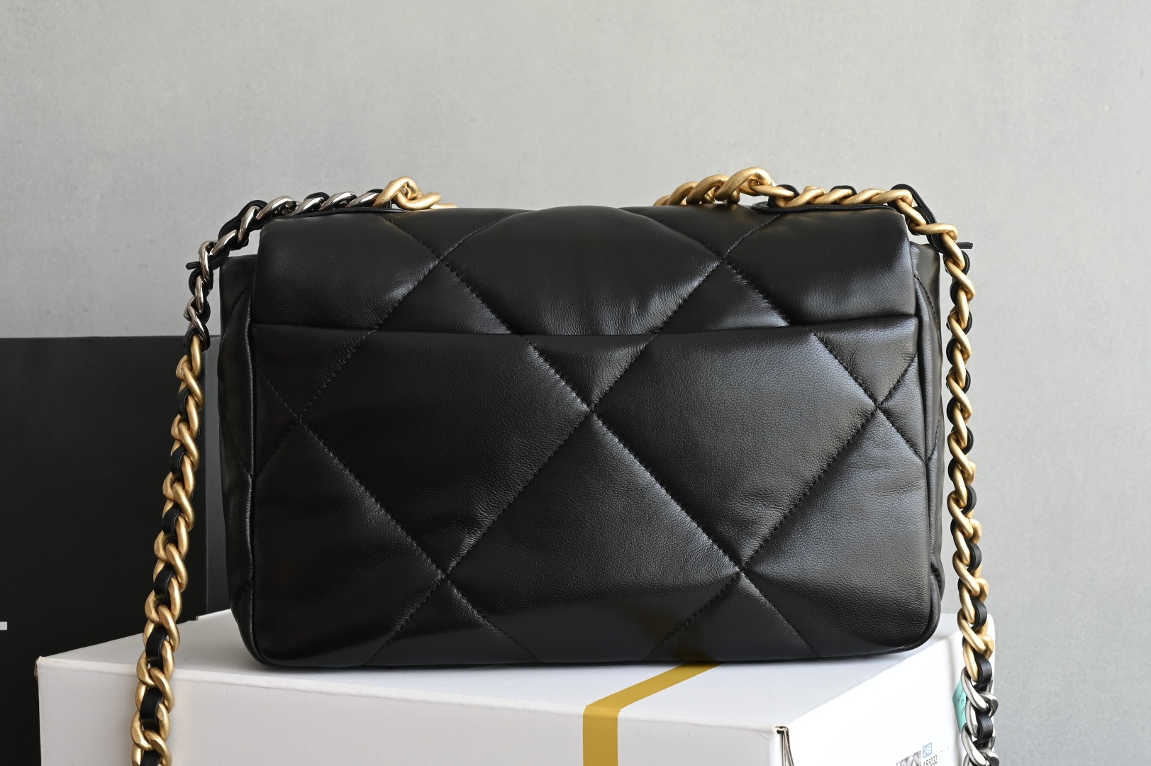 白金版▪️正品级 包装如图全新升级版到货‼️𝐂𝐡𝐚𝐧𝐞𝐥 𝟏𝟗𝙗𝙖𝙜 小号最新推出𝟷𝟿包 黑色专柜售价𝟺