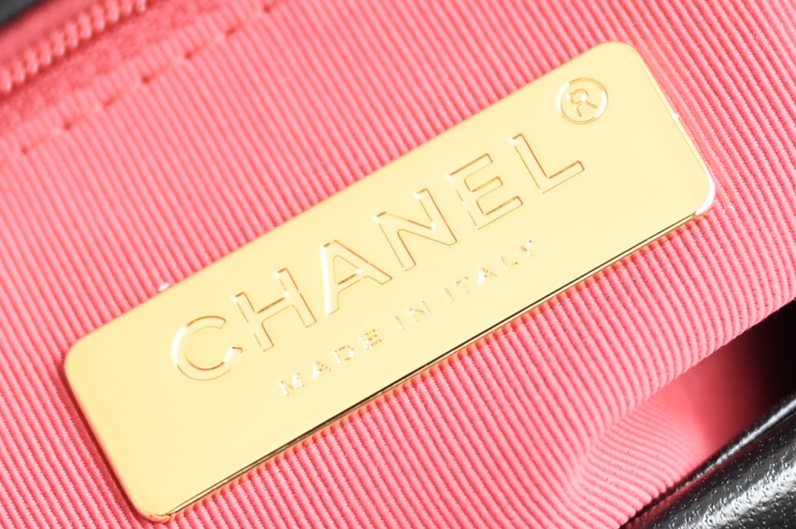 白金版▪️正品级 包装如图全新升级版到货‼️𝐂𝐡𝐚𝐧𝐞𝐥 𝟏𝟗𝙗𝙖𝙜 小号最新推出𝟷𝟿包 黑色专柜售价𝟺