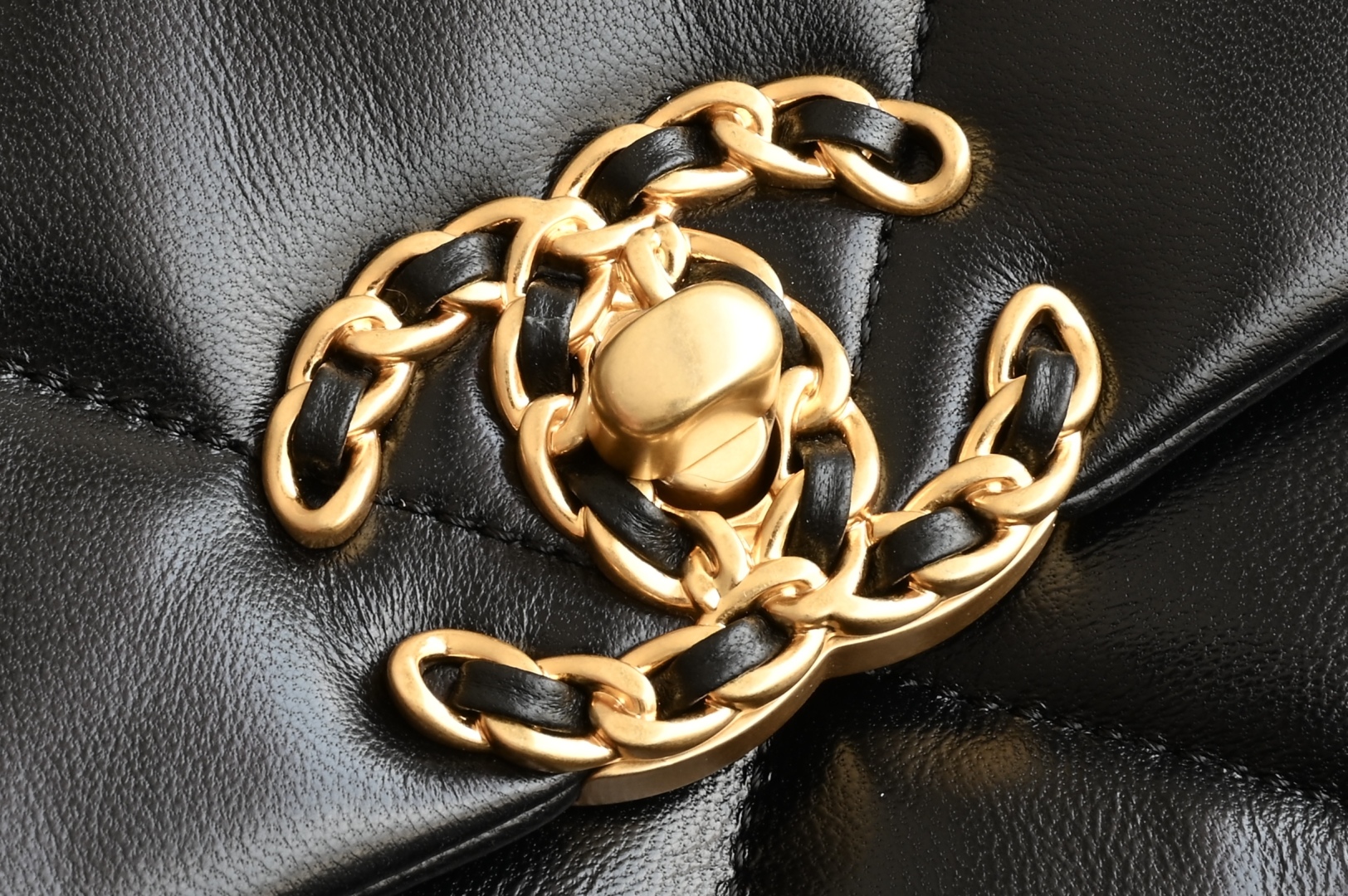 白金版▪️正品级 包装如图全新升级版到货‼️𝐂𝐡𝐚𝐧𝐞𝐥 𝟏𝟗𝙗𝙖𝙜 小号最新推出𝟷𝟿包 黑色专柜售价𝟺