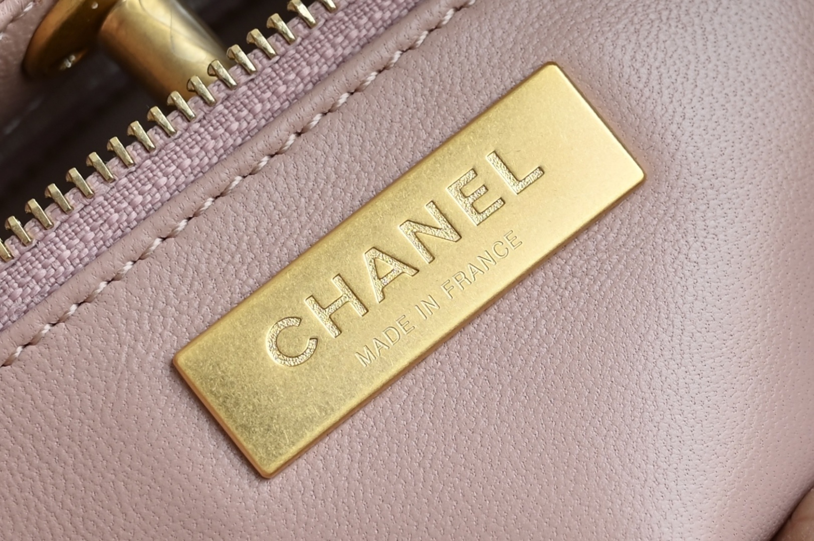 白金版▪️正品级 包装如图全新到货‼️𝗖𝗵𝗮𝗻𝗲𝟭 𝟮𝟓𝐏 全新版本𝟥𝟣𝖡𝖺𝗀 𝖬𝗂𝗇𝗂麂皮粉色 链条可