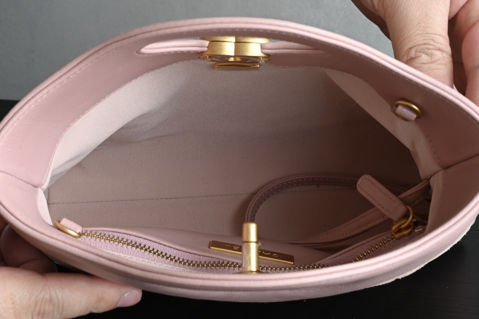 白金版▪️正品级 包装如图全新到货‼️𝗖𝗵𝗮𝗻𝗲𝟭 𝟮𝟓𝐏 全新版本𝟥𝟣𝖡𝖺𝗀 𝖬𝗂𝗇𝗂麂皮粉色 链条可