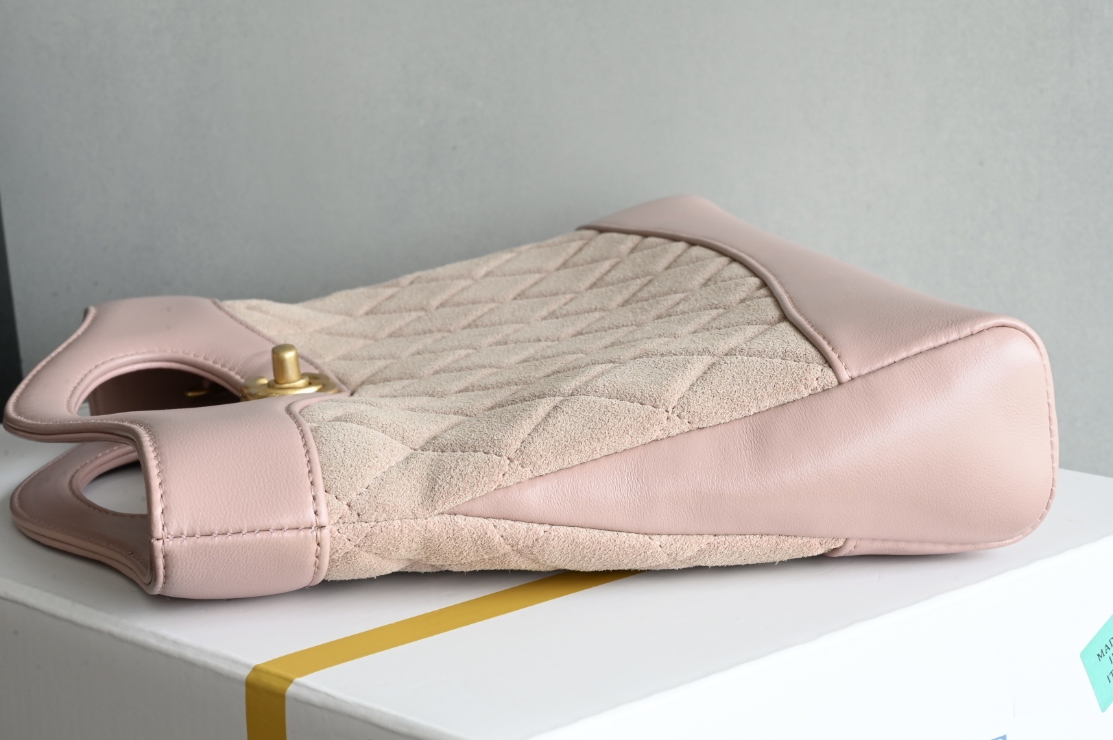 白金版▪️正品级 包装如图全新到货‼️𝗖𝗵𝗮𝗻𝗲𝟭 𝟮𝟓𝐏 全新版本𝟥𝟣𝖡𝖺𝗀 𝖬𝗂𝗇𝗂麂皮粉色 链条可