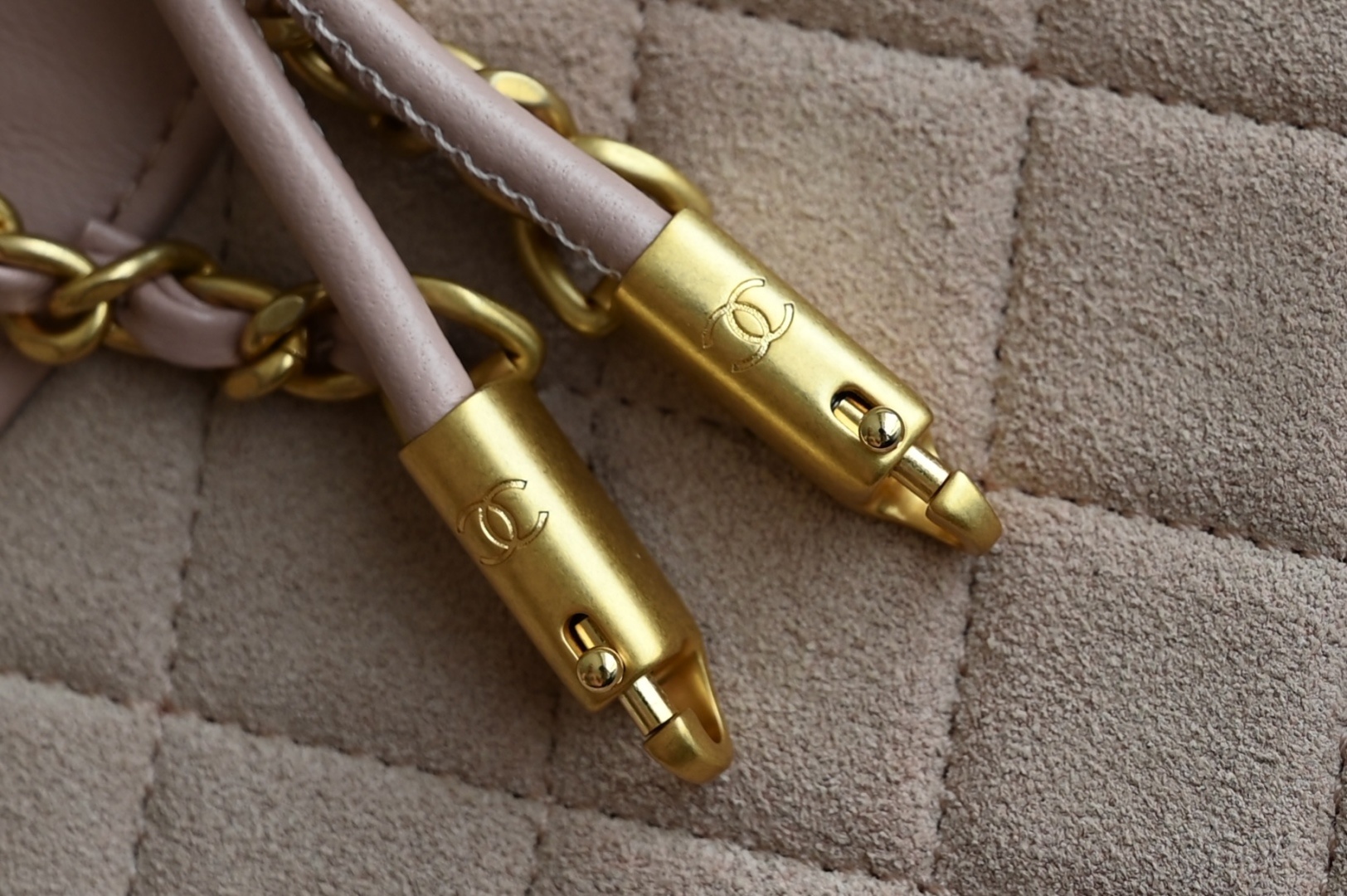 白金版▪️正品级 包装如图全新到货‼️𝗖𝗵𝗮𝗻𝗲𝟭 𝟮𝟓𝐏 全新版本𝟥𝟣𝖡𝖺𝗀 𝖬𝗂𝗇𝗂麂皮粉色 链条可