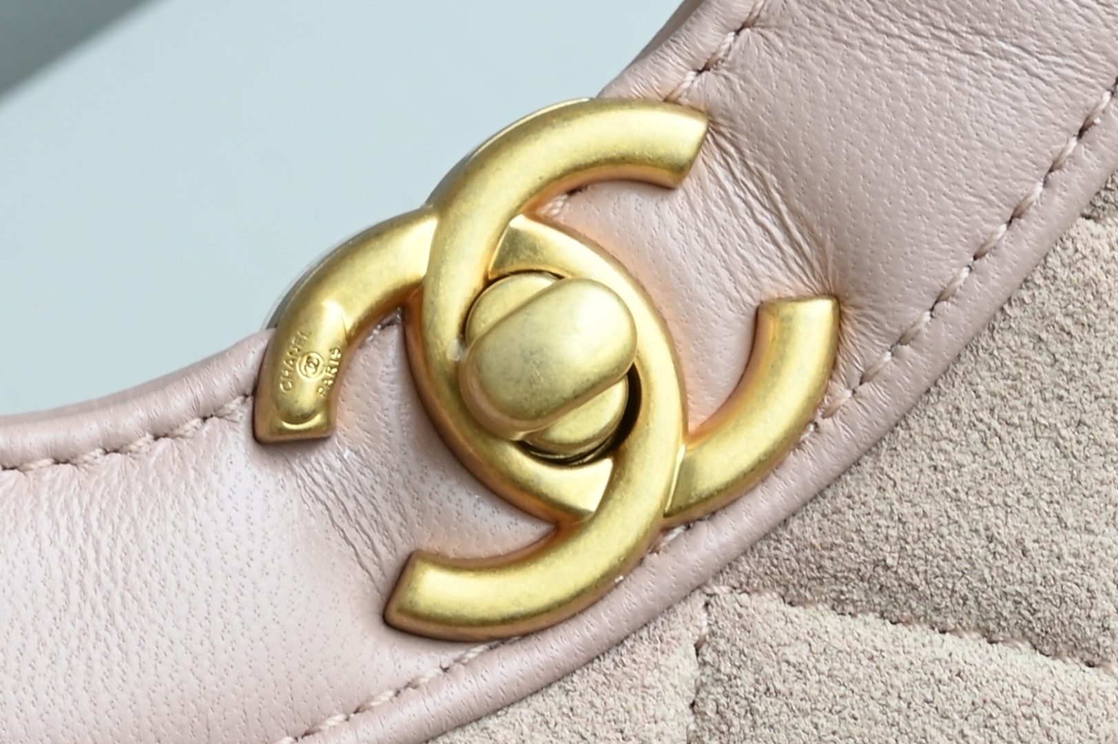 白金版▪️正品级 包装如图全新到货‼️𝗖𝗵𝗮𝗻𝗲𝟭 𝟮𝟓𝐏 全新版本𝟥𝟣𝖡𝖺𝗀 𝖬𝗂𝗇𝗂麂皮粉色 链条可