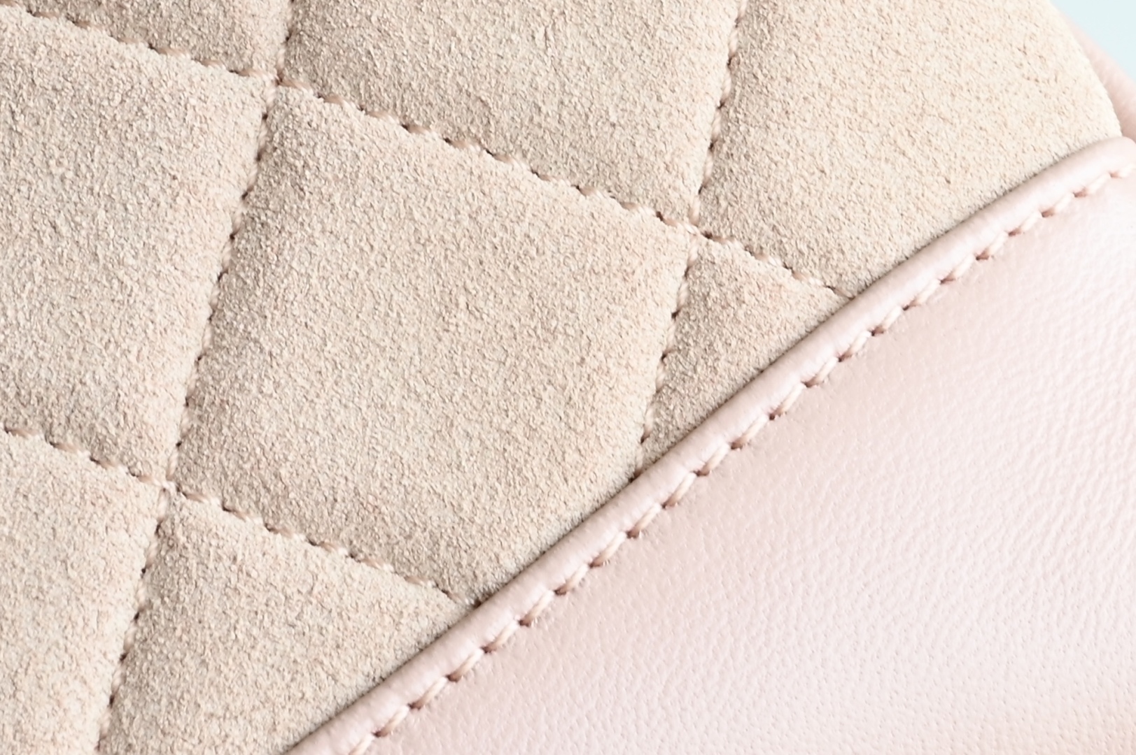 白金版▪️正品级 包装如图全新到货🆕𝗖𝗵𝗮𝗻𝗲𝟭 𝟮𝟱𝗣春夏𝖭𝖺𝗇𝗈𝟥𝟣𝖡𝖺𝗀麂皮粉色♥专柜售价𝟤𝟨𝟥𝟢