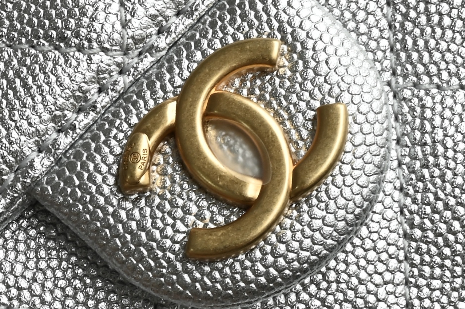 白金版▪️正品级 包装如图全新到货🆕𝗖𝗵𝗮𝗻𝗲𝟭 𝟮𝟱𝐒𝟐𝟓𝐁𝐚𝐠嬉皮购物包小号 银色专柜售价𝟦𝟩𝟪𝟢𝟢