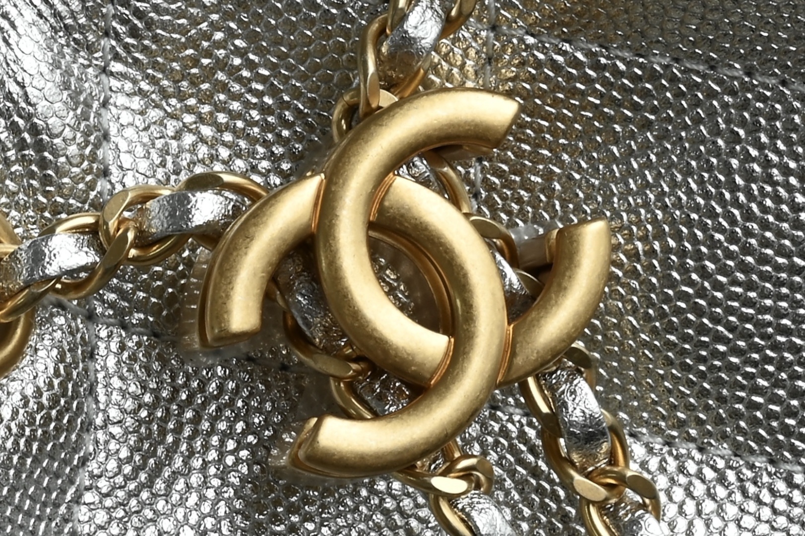 白金版▪️正品级 包装如图全新到货🆕𝗖𝗵𝗮𝗻𝗲𝟭 𝟮𝟱𝐒𝟐𝟓𝐁𝐚𝐠嬉皮购物包小号 银色专柜售价𝟦𝟩𝟪𝟢𝟢