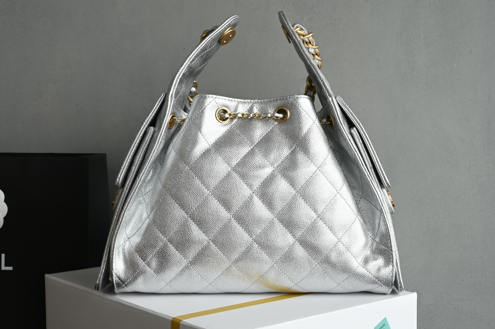 白金版▪️正品级 包装如图全新到货🆕𝗖𝗵𝗮𝗻𝗲𝟭 𝟮𝟱𝐒𝟐𝟓𝐁𝐚𝐠嬉皮购物包小号 银色专柜售价𝟦𝟩𝟪𝟢𝟢