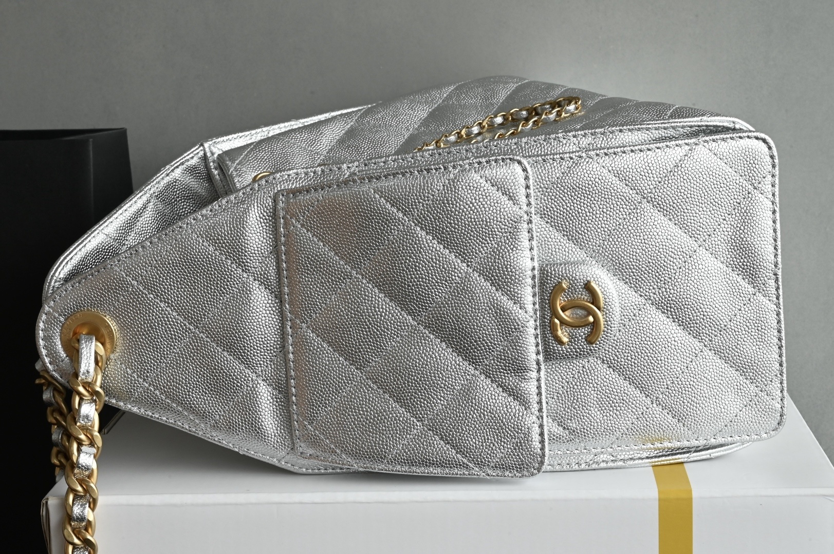 白金版▪️正品级 包装如图全新到货🆕𝗖𝗵𝗮𝗻𝗲𝟭 𝟮𝟱𝐒𝟐𝟓𝐁𝐚𝐠嬉皮购物包小号 银色专柜售价𝟦𝟩𝟪𝟢𝟢