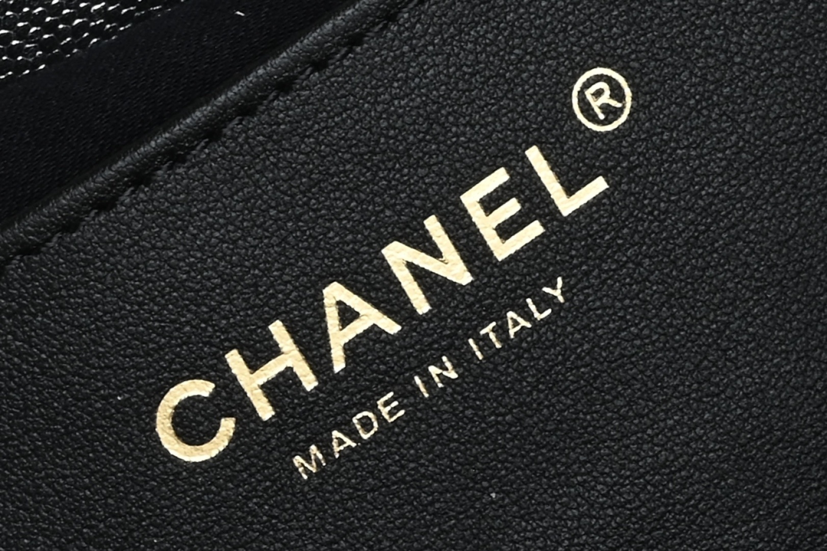 白金版▪️正品级 包装如图全新到货🆕𝗖𝗵𝗮𝗻𝗲𝟭 𝟮𝟱𝐒𝟐𝟓𝐁𝐚𝐠嬉皮购物包小号 银色专柜售价𝟦𝟩𝟪𝟢𝟢