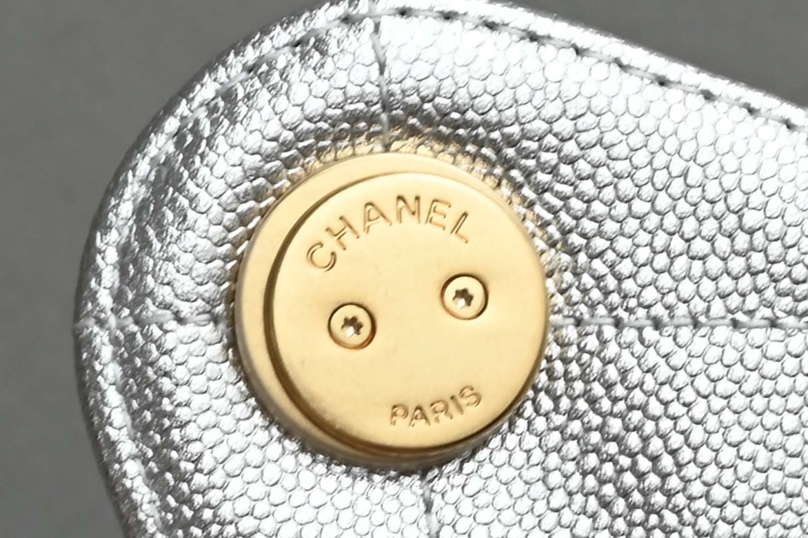 白金版▪️正品级 包装如图全新到货🆕𝗖𝗵𝗮𝗻𝗲𝟭 𝟮𝟱𝐒𝟐𝟓𝐁𝐚𝐠嬉皮购物包小号 银色专柜售价𝟦𝟩𝟪𝟢𝟢