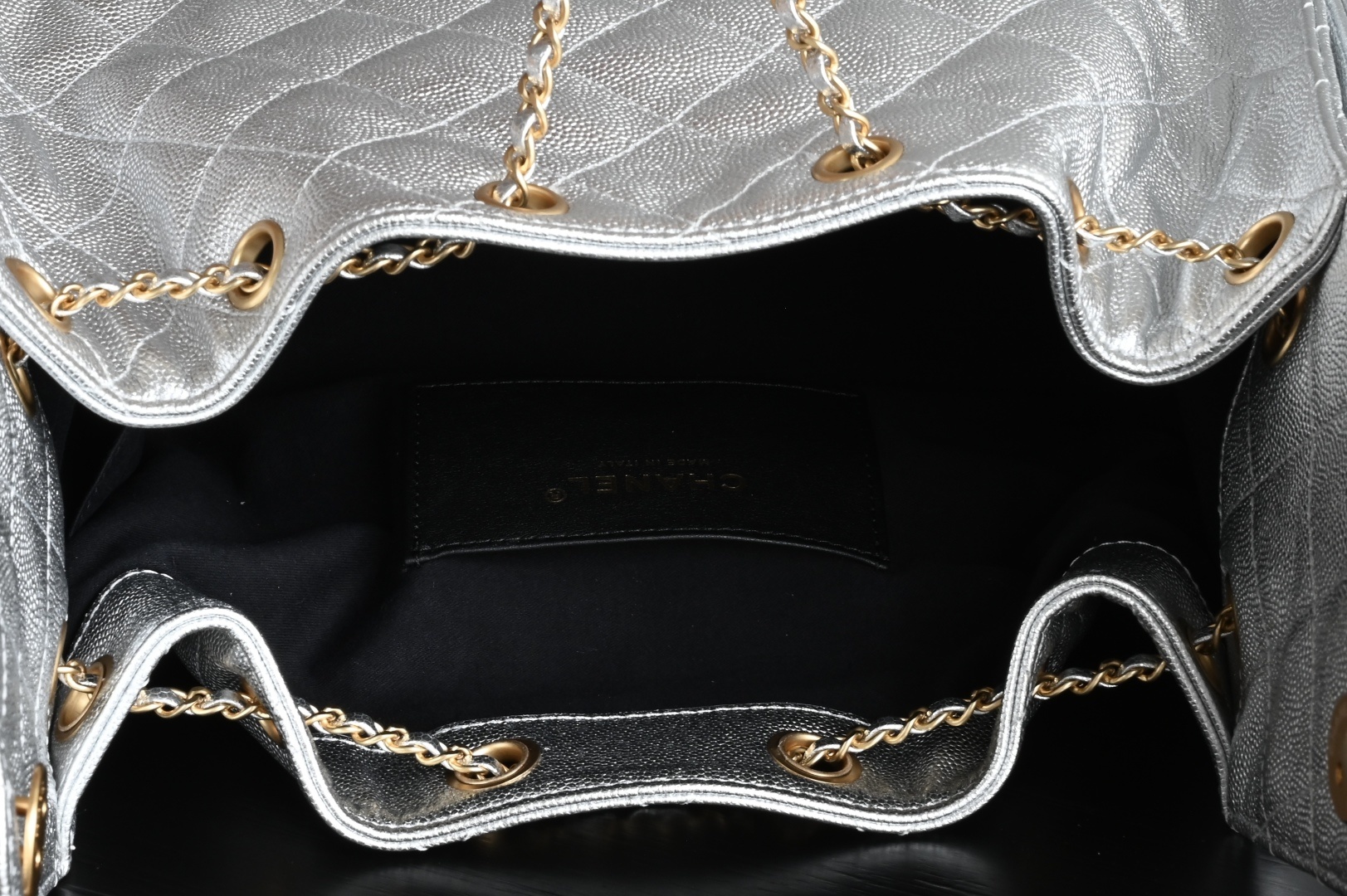 白金版▪️正品级 包装如图全新到货🆕𝗖𝗵𝗮𝗻𝗲𝟭 𝟮𝟱𝐒𝟐𝟓𝐁𝐚𝐠嬉皮购物包小号 银色专柜售价𝟦𝟩𝟪𝟢𝟢