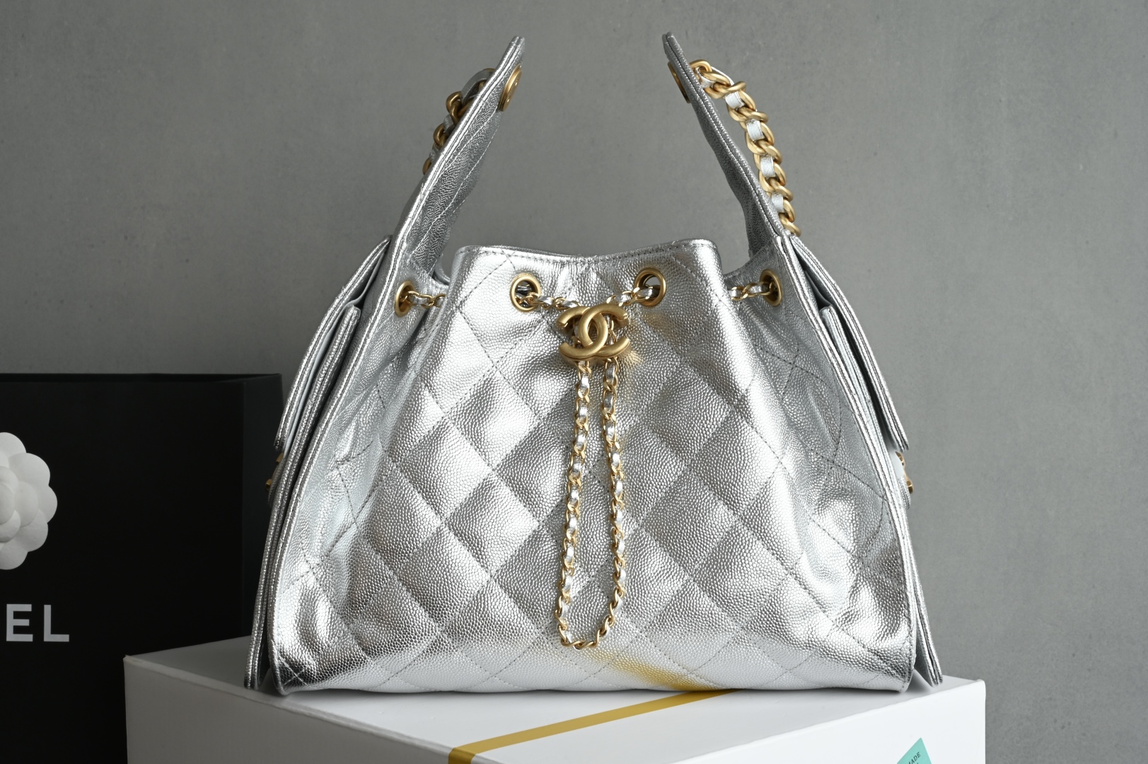 白金版▪️正品级 包装如图全新到货🆕𝗖𝗵𝗮𝗻𝗲𝟭 𝟮𝟱𝐒𝟐𝟓𝐁𝐚𝐠嬉皮购物包小号 银色专柜售价𝟦𝟩𝟪𝟢𝟢