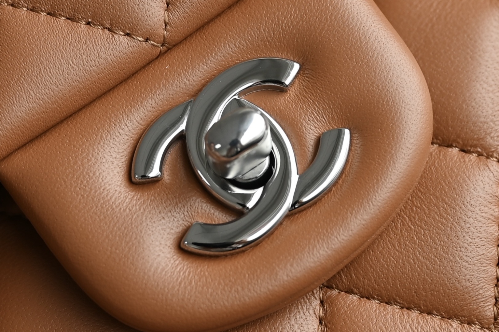 白金版▪️正品级 包装如图全新发售‼️全新版𝙲𝙵系列专柜售价𝟾𝟺𝟸𝟻𝟶购入开发➠𝙲𝚕𝚊𝚜𝚜𝚒𝚌 𝙵𝚕𝚊𝚙