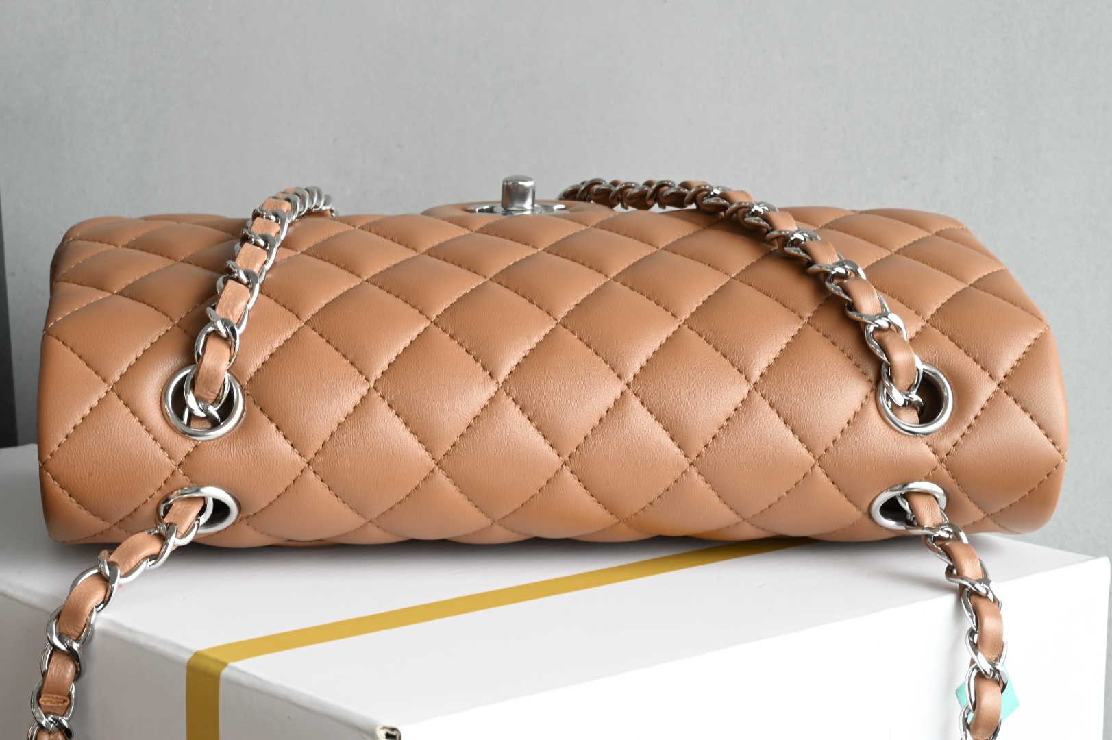 白金版▪️正品级 包装如图全新发售‼️全新版𝙲𝙵系列专柜售价𝟾𝟺𝟸𝟻𝟶购入开发➠𝙲𝚕𝚊𝚜𝚜𝚒𝚌 𝙵𝚕𝚊𝚙