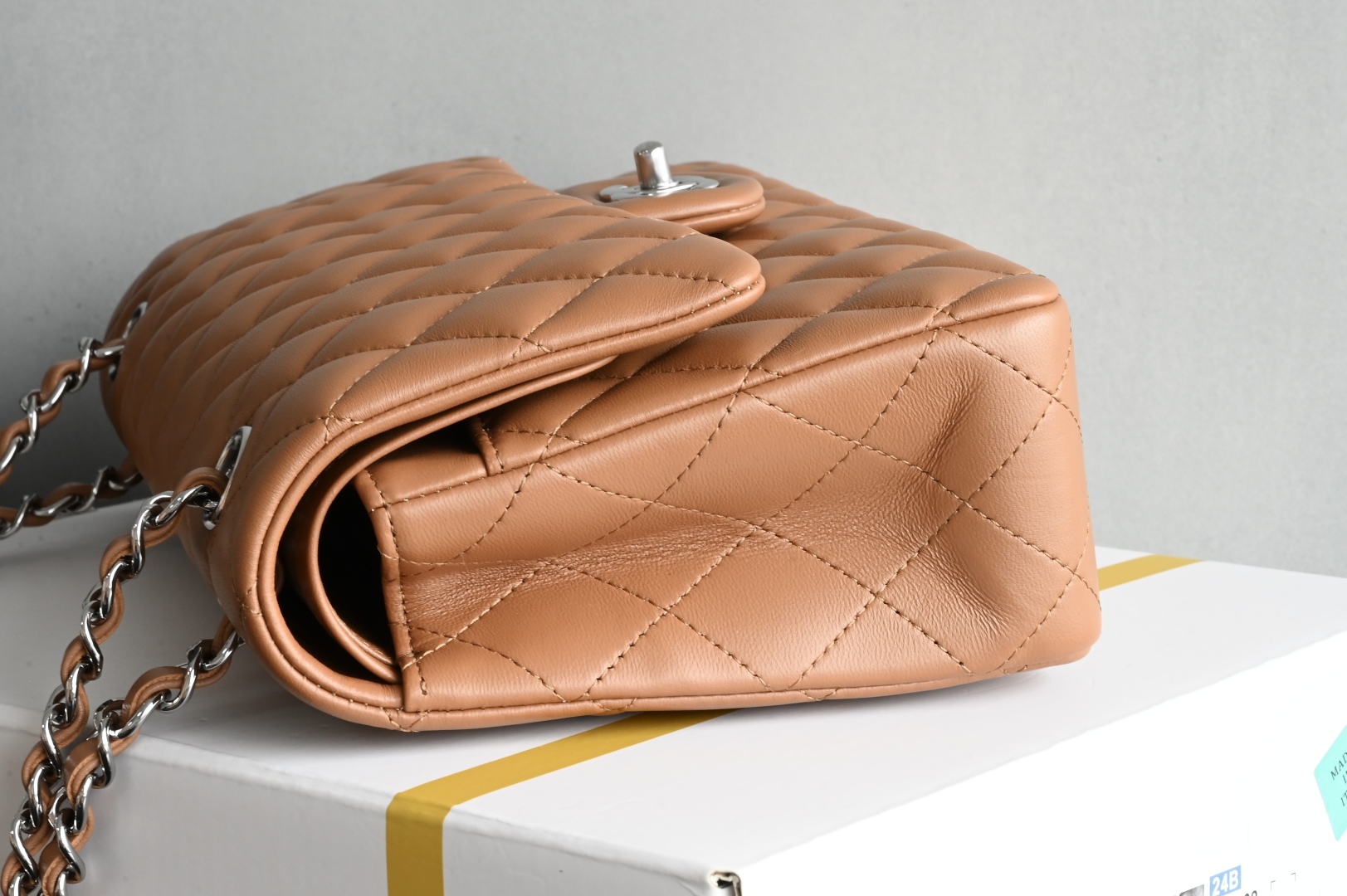 白金版▪️正品级 包装如图全新发售‼️全新版𝙲𝙵系列专柜售价𝟾𝟺𝟸𝟻𝟶购入开发➠𝙲𝚕𝚊𝚜𝚜𝚒𝚌 𝙵𝚕𝚊𝚙